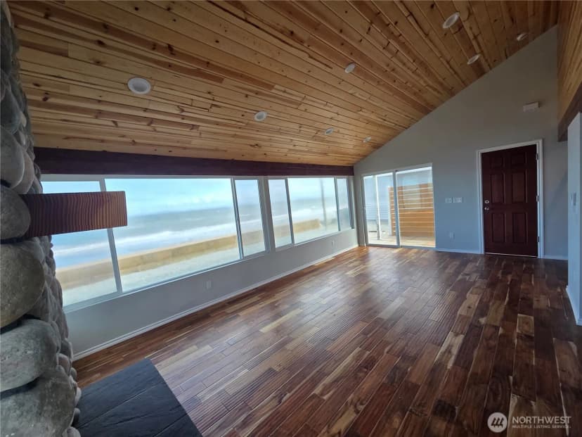 Property photo for 2629 W Beach Road, Oak Harbor photo 9