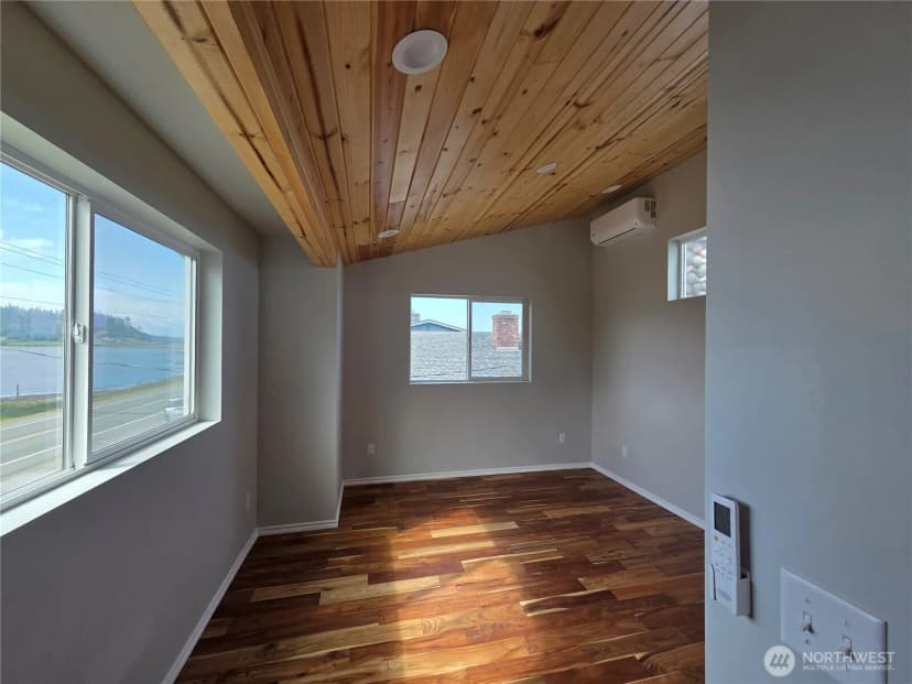 Property photo for 2629 W Beach Road, Oak Harbor photo 17