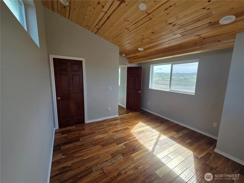 Property photo for 2629 W Beach Road, Oak Harbor photo 16