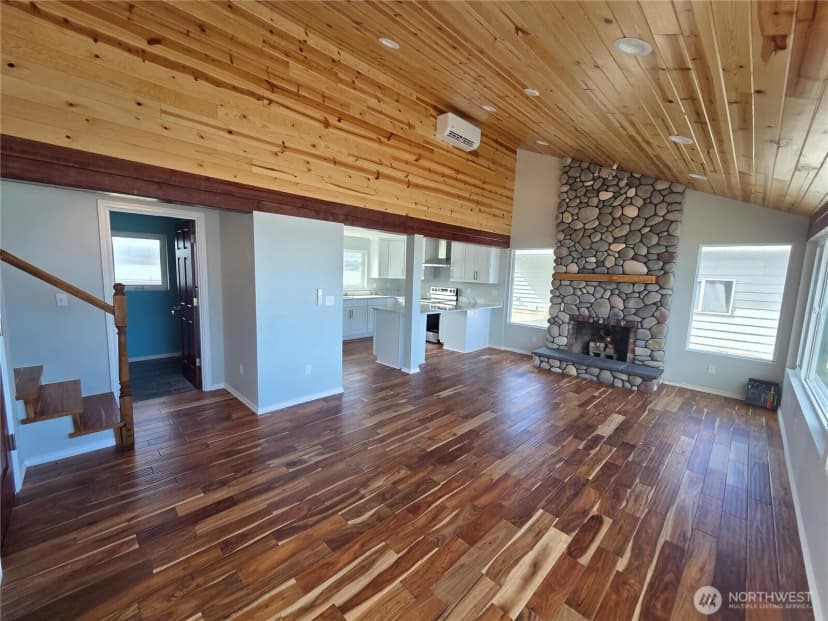 Property photo for 2629 W Beach Road, Oak Harbor photo 6