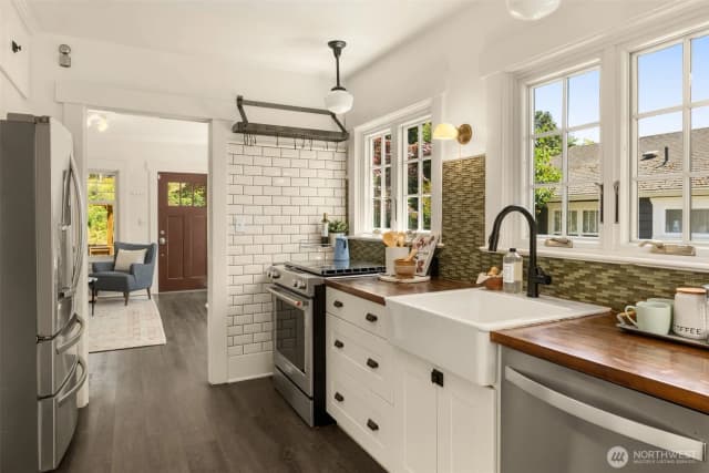 Property photo for 4117 45th Avenue Sw, Seattle photo 5