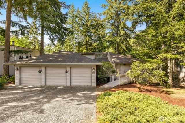 Property photo for 5221 Somerset Drive Se, Bellevue