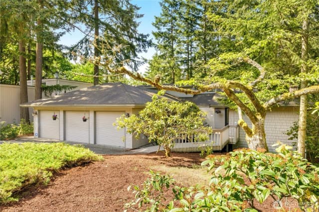 Property photo for 5221 Somerset Drive Se, Bellevue photo 3