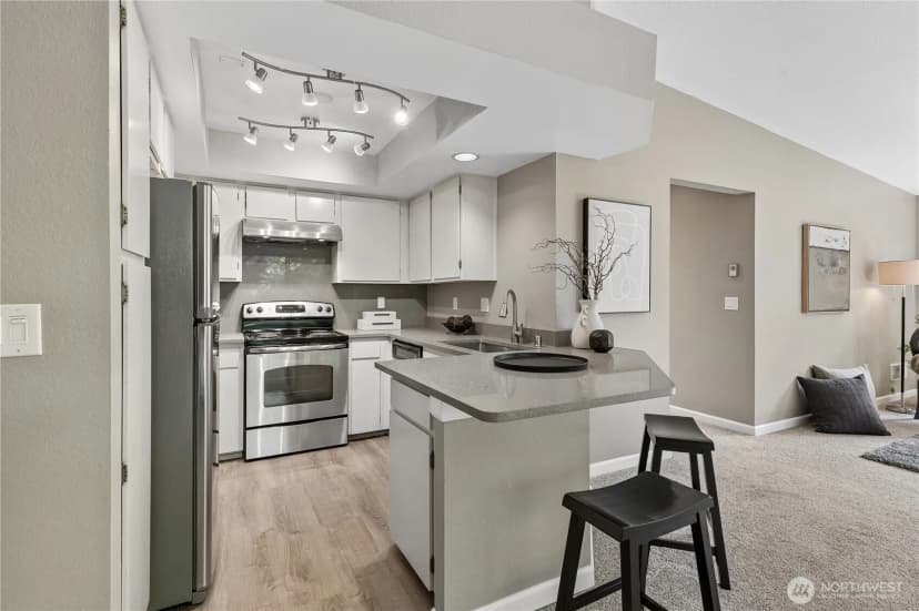 Property photo for 1380 Bellevue Way Ne #4, Bellevue photo 7