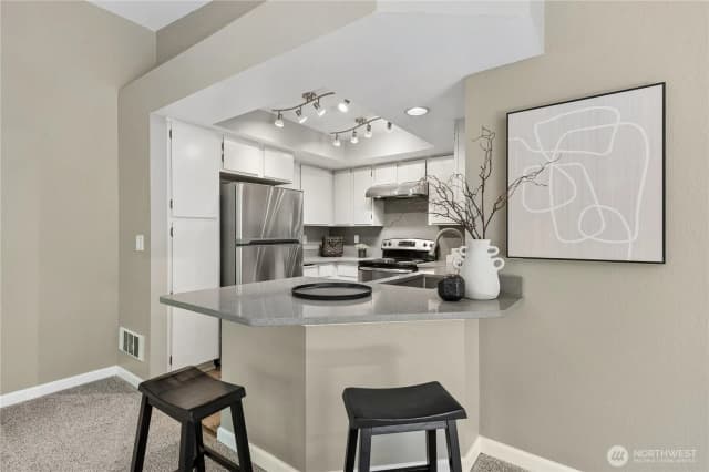 Property photo for 1380 Bellevue Way Ne #4, Bellevue photo 5