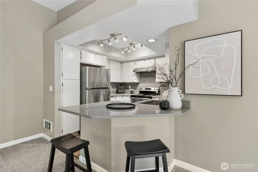 Property photo for 1380 Bellevue Way Ne #4, Bellevue photo 5