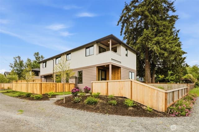 Property photo for 10202 44th Avenue Sw, Seattle photo 3
