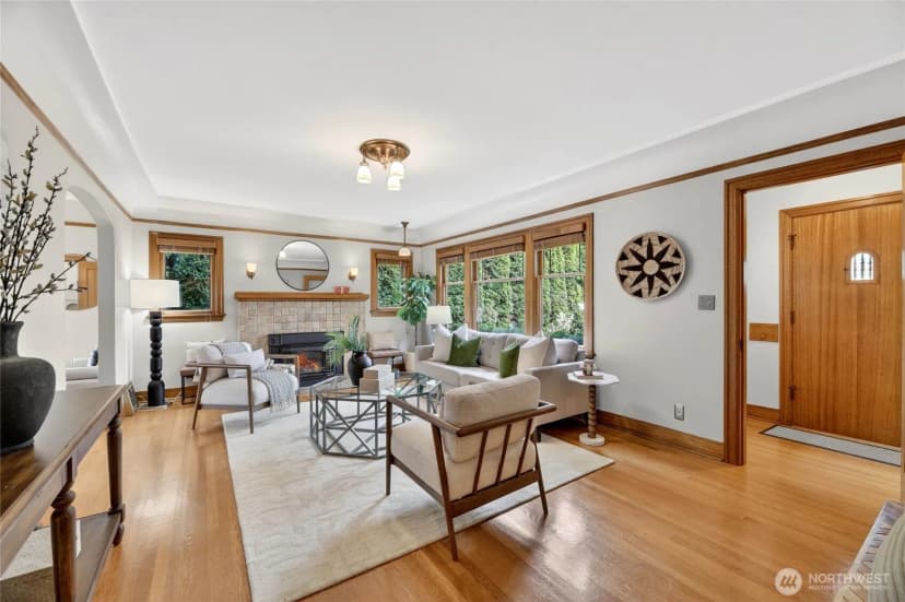 Property photo for 4036 44th Avenue Sw, Seattle photo 2