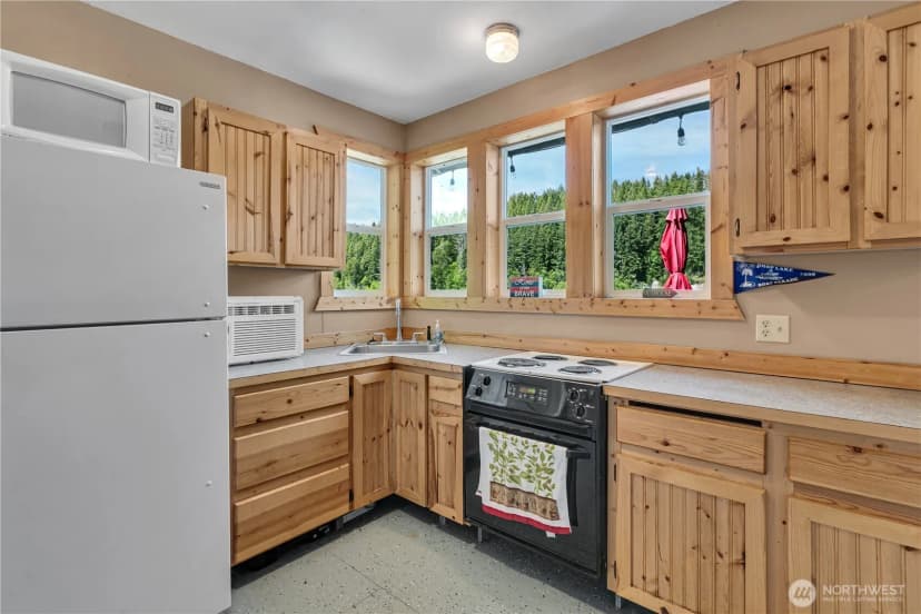 Property photo for 39420 Ski Park Road E, Eatonville photo 3