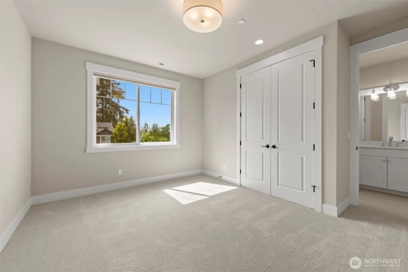 Property photo for 222 106th Avenue Se, Bellevue photo 28
