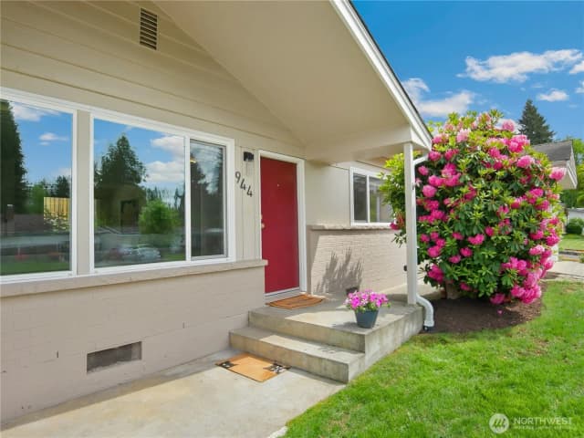 Property photo for 944 165th Avenue Se, Bellevue photo 2