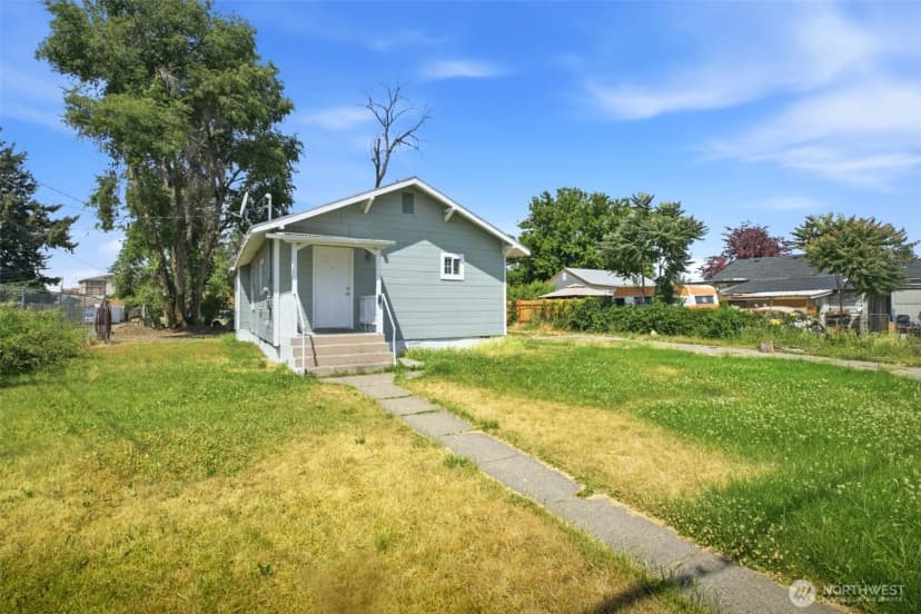 Property photo for 10 S 10th Street, Yakima photo 2