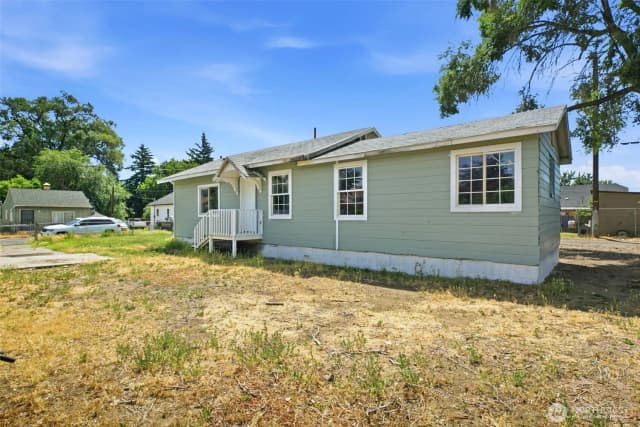 Property photo for 10 S 10th Street, Yakima photo 4