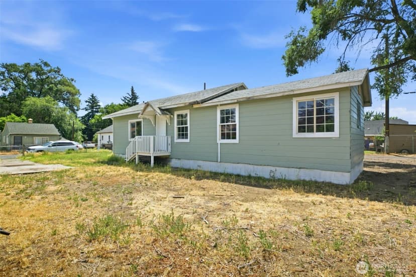 Property photo for 10 S 10th Street, Yakima photo 4