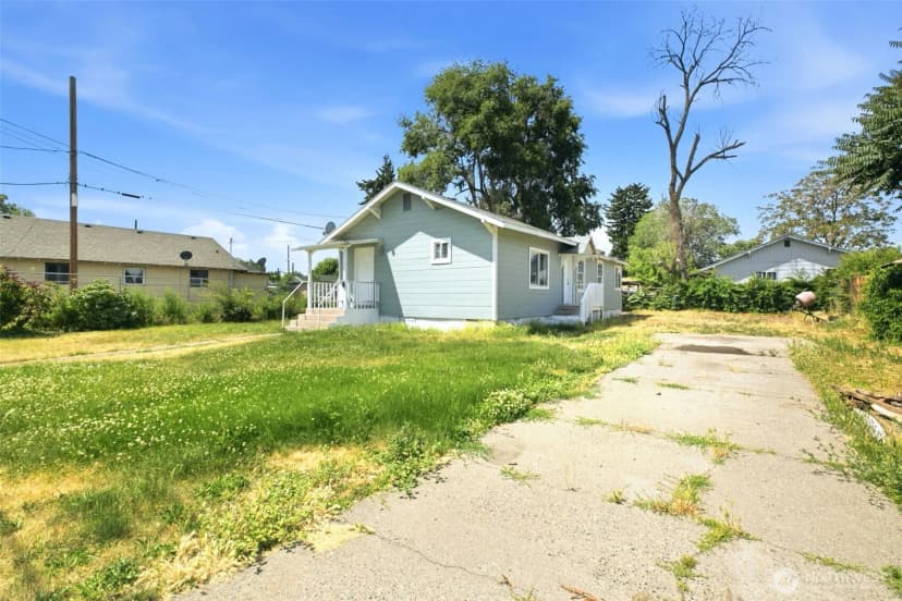 Property photo for 10 S 10th Street, Yakima photo 3