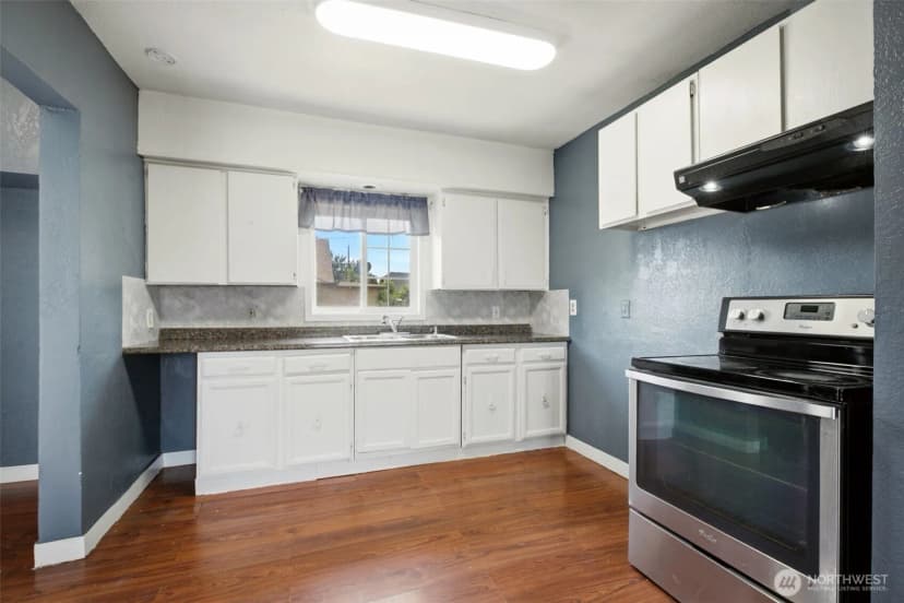 Property photo for 10 S 10th Street, Yakima photo 6