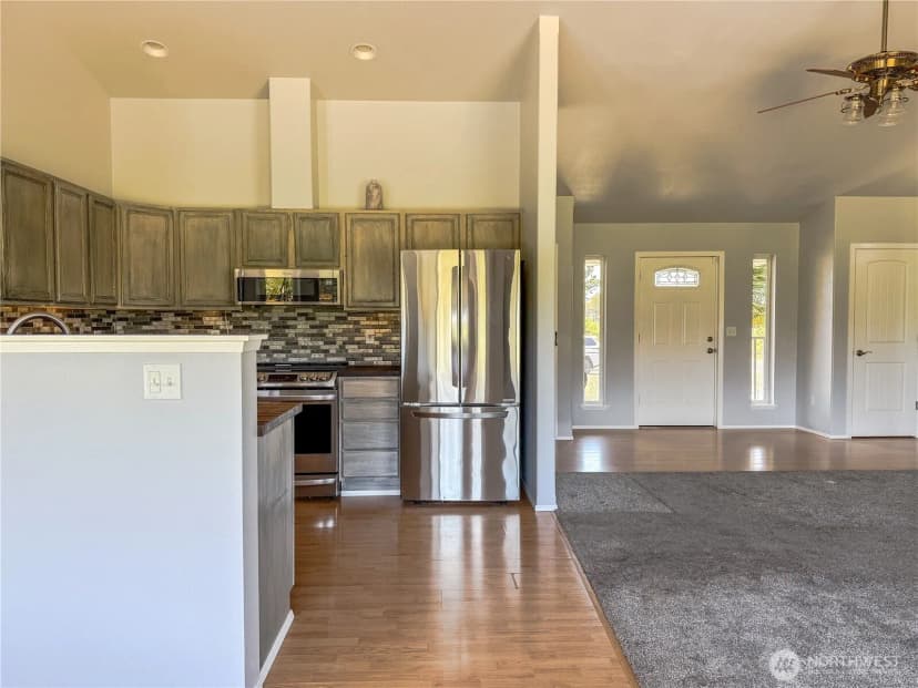 Property photo for 526 Canal Drive Ne, Ocean Shores photo 9