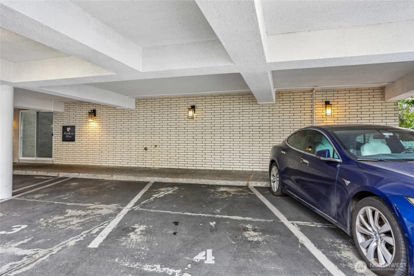 Property photo for 5249 40th Avenue Ne #404, Seattle photo 17
