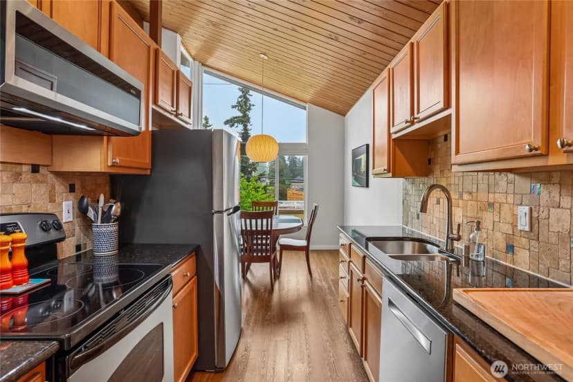 Property photo for 5249 40th Avenue Ne #404, Seattle photo 8