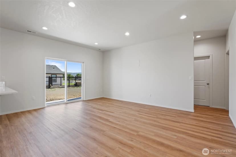 Property photo for 301 Poplar Street Ne, Royal City photo 12