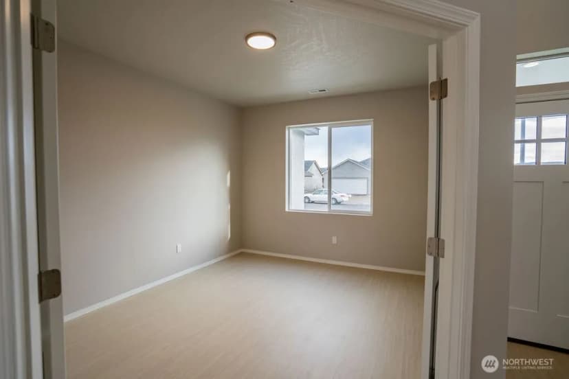 Property photo for 592 Karen Avenue, Royal City photo 3