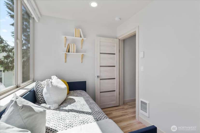 Property photo for 3953 1st Avenue Ne #a, Seattle photo 13