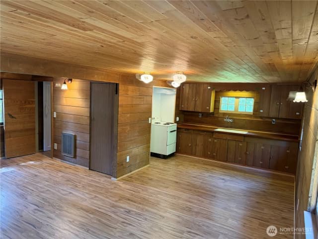 Property photo for 881 Lake Cabins Road, Ronald photo 5