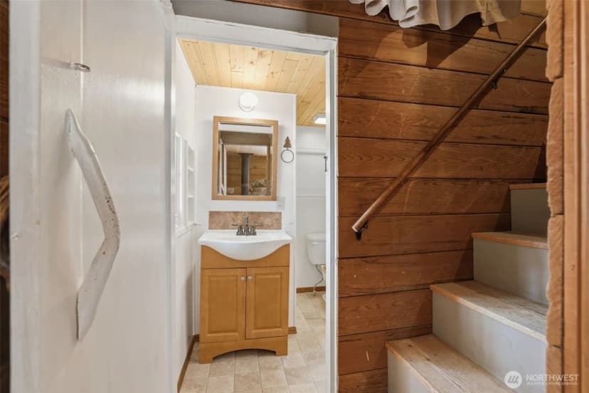 Property photo for 881 Lake Cabins Road, Ronald photo 9