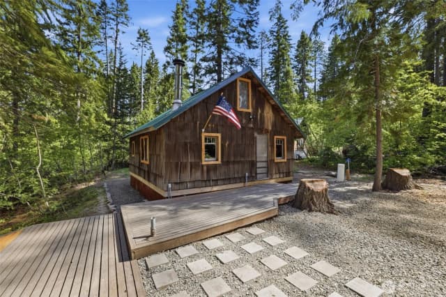 Property photo for 881 Lake Cabins Road, Ronald photo 4