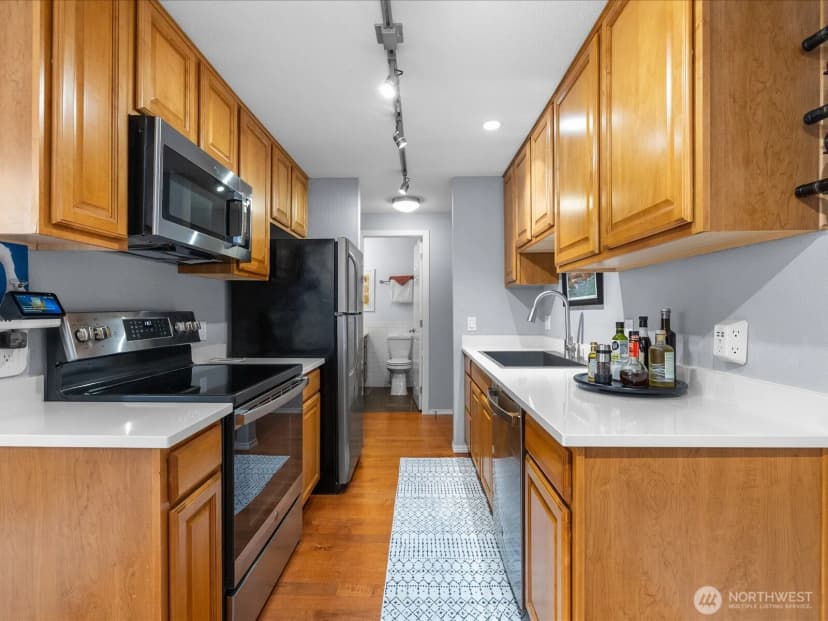 Property photo for 14300 32nd Avenue Ne #408, Seattle photo 3