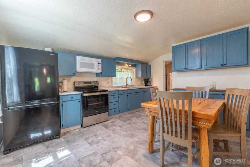 Property photo for 621 S First Street, Toledo photo 5