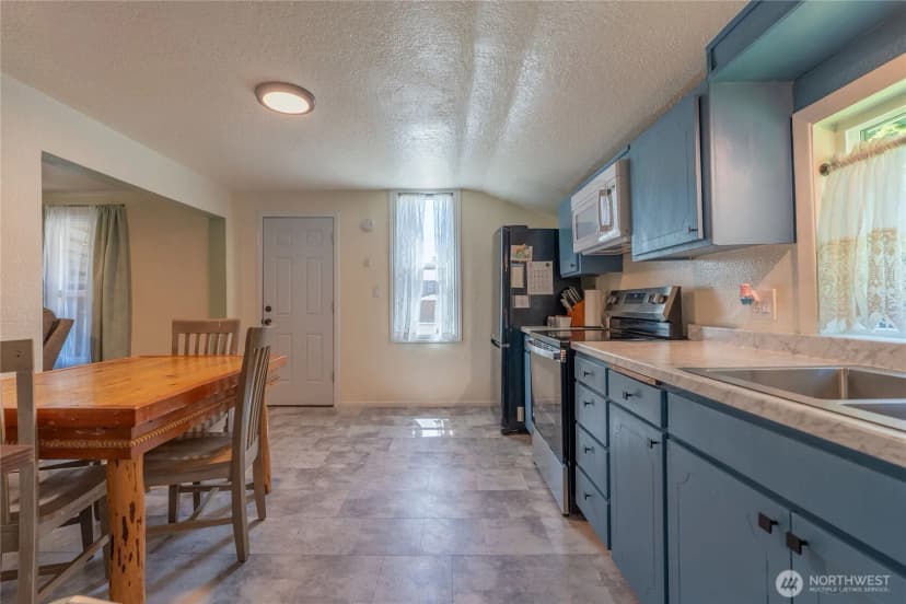 Property photo for 621 S First Street, Toledo photo 8