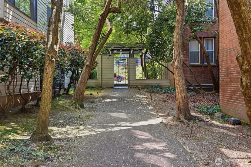 Property photo for 211 Summit Avenue E #405, Seattle photo 2