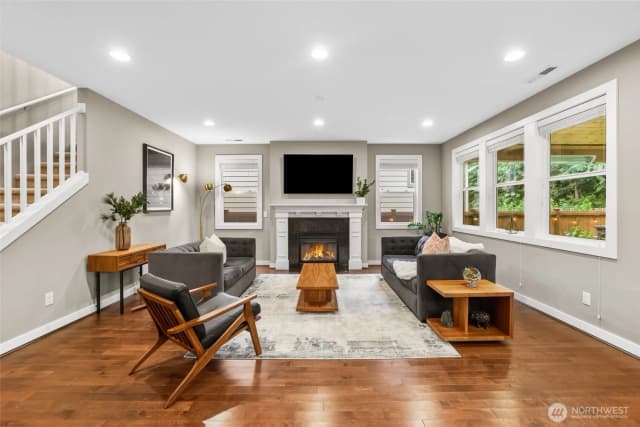 Property photo for 1601 Ne Falls Drive, Issaquah photo 4