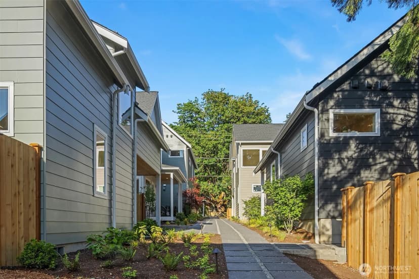 Property photo for 11739 40th Avenue Ne #c, Seattle photo 26