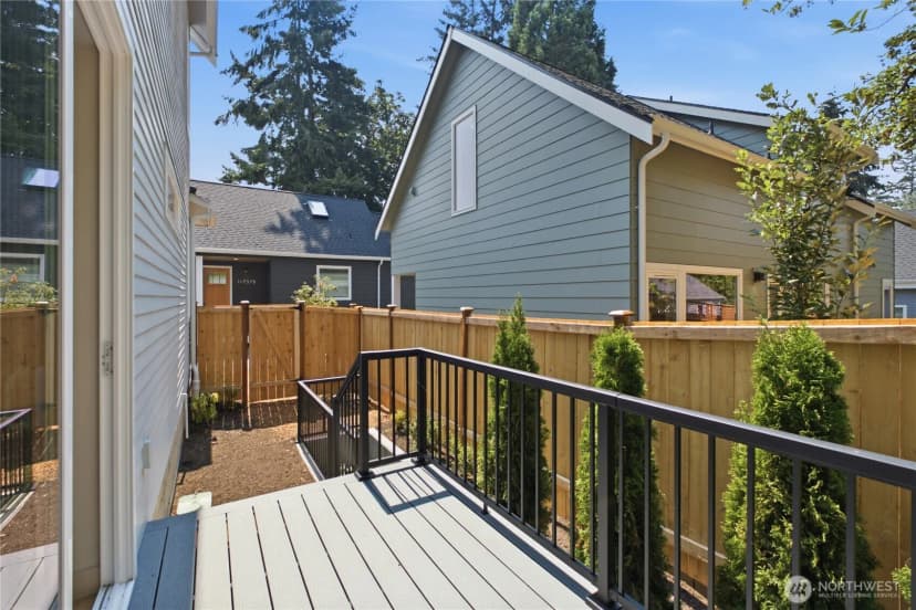Property photo for 11739 40th Avenue Ne #b, Seattle photo 11