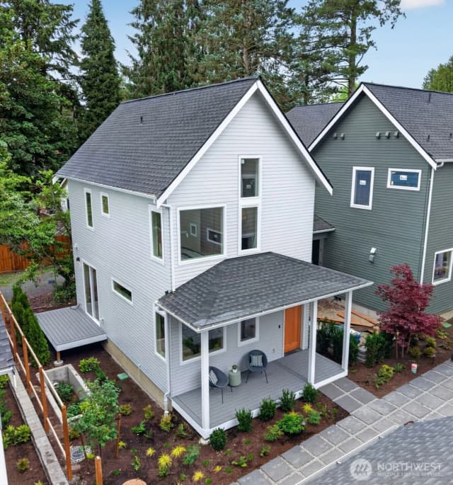 Property photo for 11739 40th Avenue Ne #b, Seattle photo 2