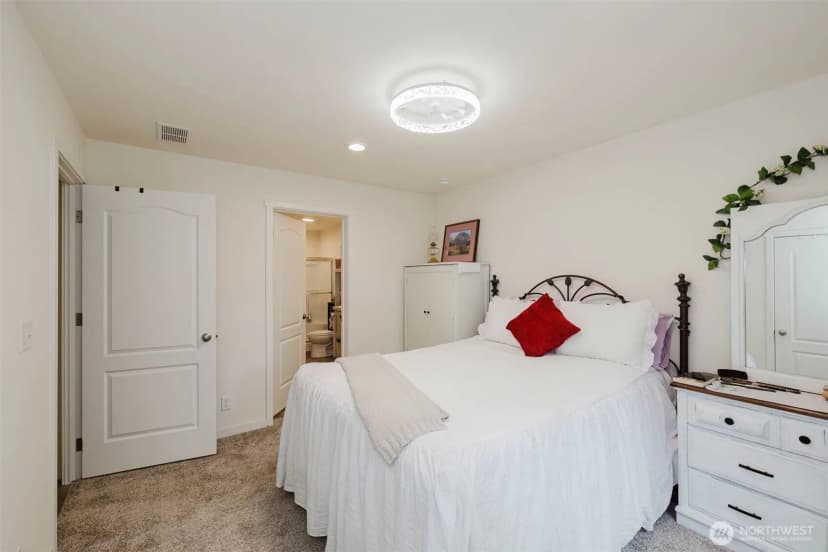 Property photo for 540 E Lakeshore Drive E, Shelton photo 14