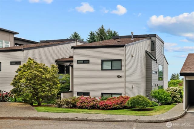 Property photo for 11226 Ne 68th Street #e, Kirkland photo 5
