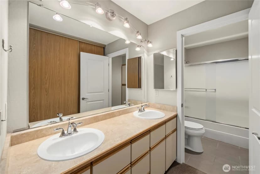 Property photo for 1300 Bellevue Way Ne #2, Bellevue photo 24