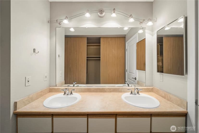 Property photo for 1300 Bellevue Way Ne #2, Bellevue photo 26