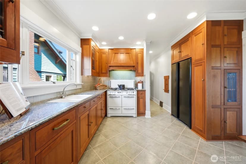 Property photo for 1519 1st Avenue N, Seattle photo 13