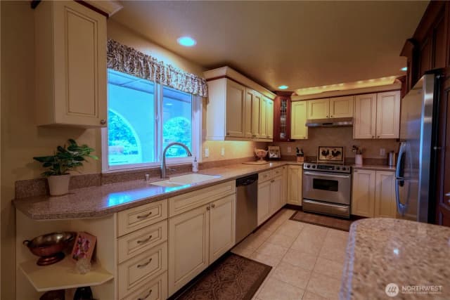Property photo for 230 E Hawthorne Place, Port Angeles photo 4