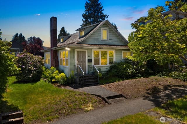 Property photo for 911 N 77th Street, Seattle photo 2