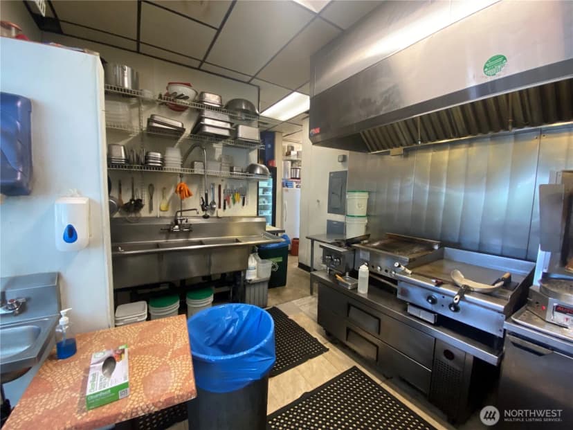Property photo for 10400 Greenwood Avenue N, Seattle photo 6