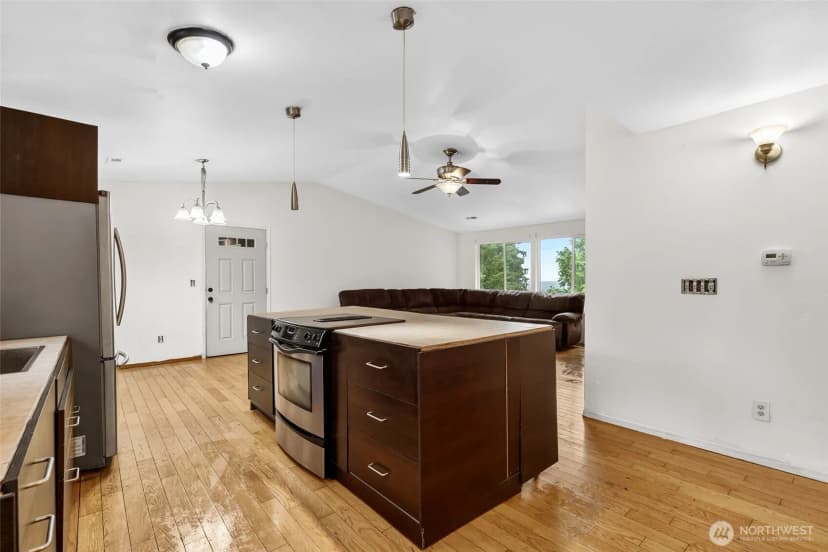 Property photo for 16046 46th Avenue S, Tukwila photo 4
