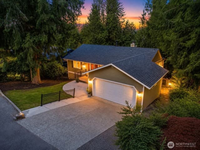 Property photo for 895 Highwood Drive Sw, Issaquah photo 2