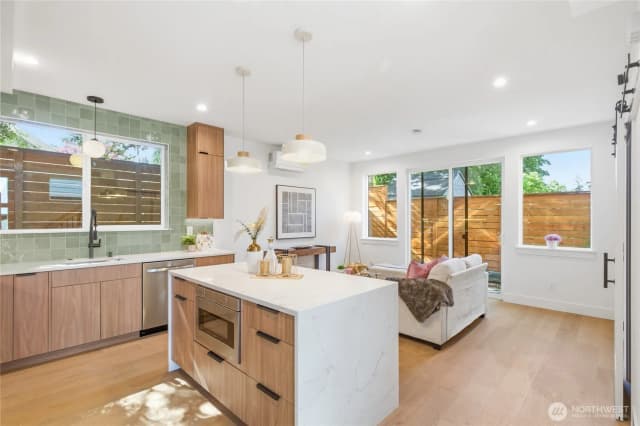 Property photo for 11731 Durland Avenue Ne, Seattle photo 4