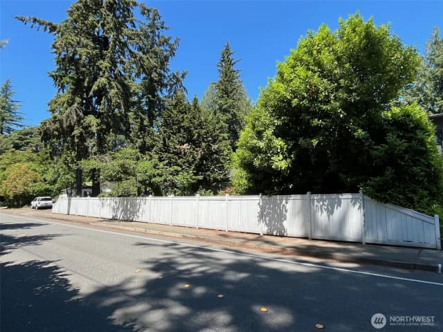 Property photo for 9100 Lake Washington Boulevard Ne, Bellevue photo 3
