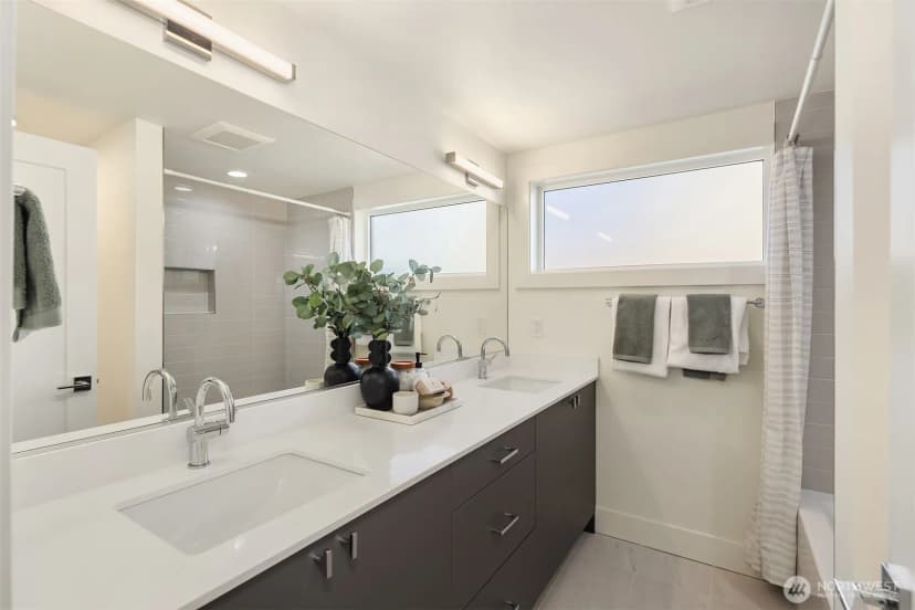 Property photo for 4411 1st Avenue Ne, Seattle photo 20
